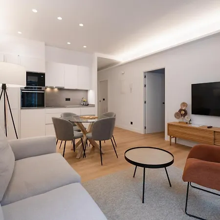 City Center + Parking Free Apartment *