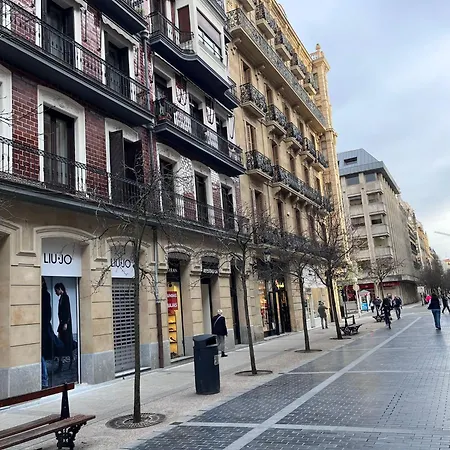 City Center + Parking Free Apartment